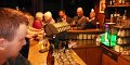 07 An der Bar hat man fast keinen Platz mehr.